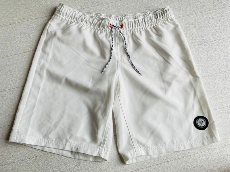 4500円+ tax ロキシーRoxyホワイトスイムハーフパンツM新品タグ付き 水着/レディース