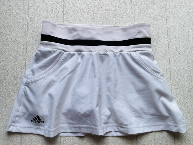 adidas (アディダス )ホワイトフレアスカートS 美中古　ハーフパンツ付インナーあり/ミニスカート/フィットネス/