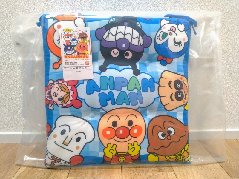 ★送料350円、新品★ アンパンマン キャラクター シートクッション 35×35cm ピース柄ブルー 腰当てクッション ブルー　マット　青