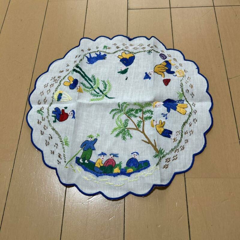 新品未使用　刺繍テーブルセンター