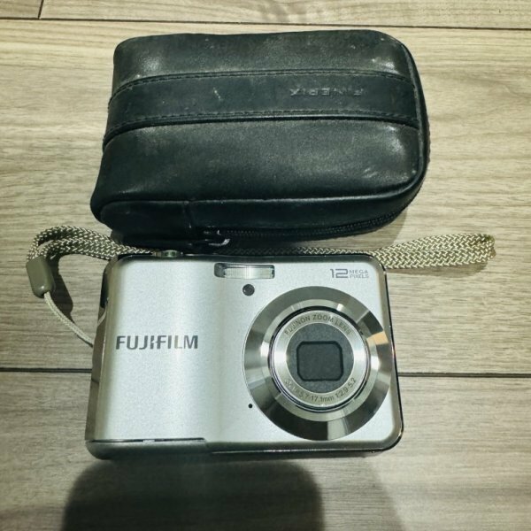 ケース付属 FUJIFILM FINEPIX AV100 デジタルカメラ　FUJINON ZOOM LENS 3x f=5.7-17.1mm 1:2.9-5.2