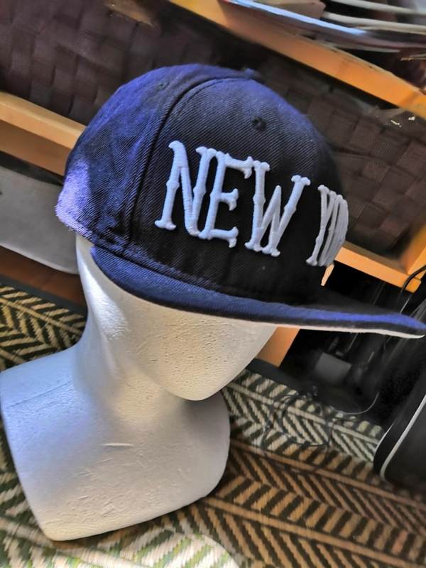 NEW ERA　ニューエラ　アジャスター付　キャップ　ネイビー　※モデルの頭周り　54cm