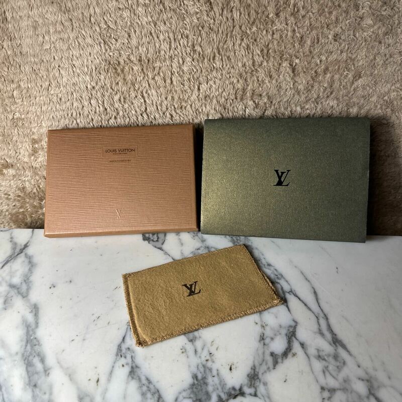 ルイヴィトン LOUISVUITTON 空箱　おまけ付き　約17×13 