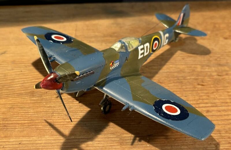 完成品　１/４８オキシデンタル　イギリス空軍　スピットファイアMK22グリフォン