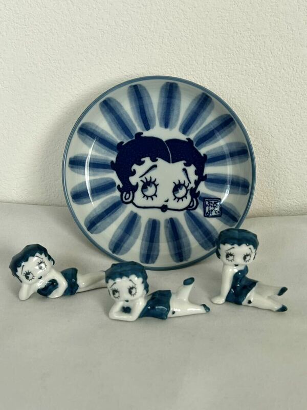 Betty Boop / ベティブープ ☆ 和小皿1枚・箸置き3個の4点セット☆ 陶器製 ☆ 未使用自宅保管品 ☆ベティさん 