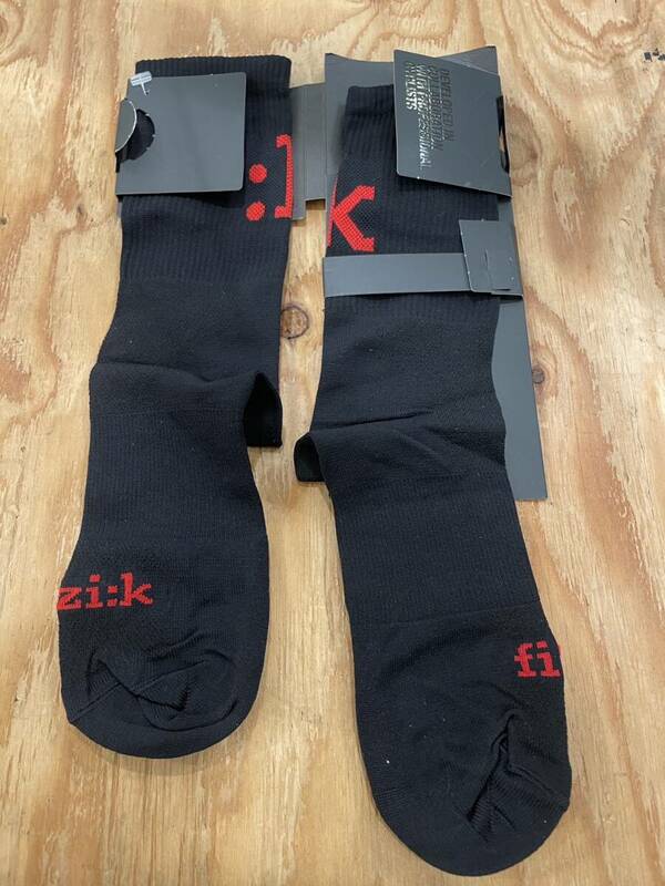 ※送料無料※　靴下 ソックス　FIZIK　/　ブラック　/ロゴレッド　/　M-L　/41-44