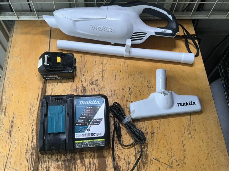 makita　充電式クリーナー CL182FD DC18RC T充電器 バッテリー付き