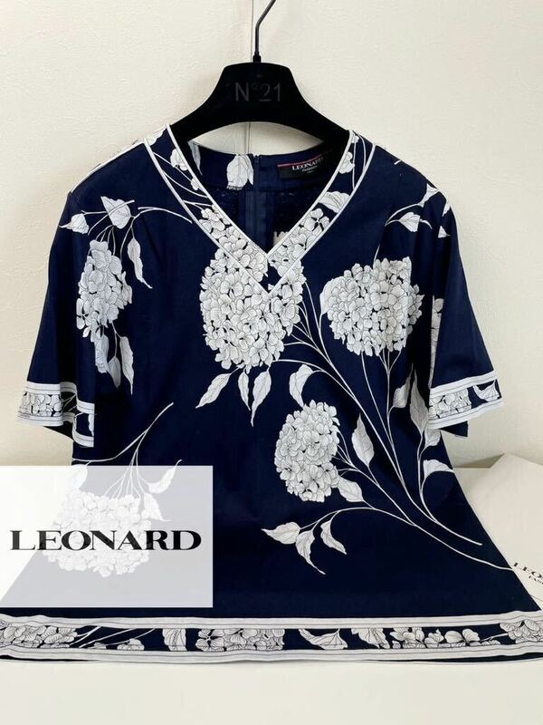 d22 美しい花柄プリント◎極美品●LEONARD ●高級半袖ブラウス　 レオナール レディース 日本製　大きいサイズLL.XL おでかけ　旅行