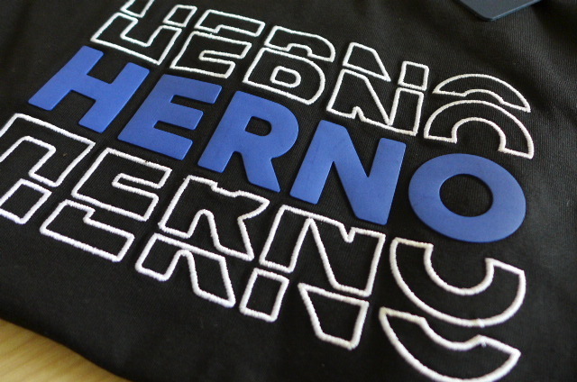 新品 送料無料 即決 正規品 HERNO ヘルノ クルーネック 半袖 Tシャツ 凹凸ロゴ 刺繍 メタルロゴプレート サイズ50 ブラック