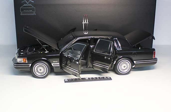 ▲限定品！金属製！全開閉！White Wheels 黑！リンカーン 1/18 Lincoln Town Car 新品