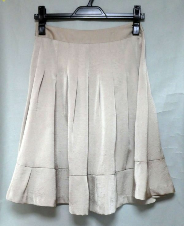 ビアッジョブルー Viaggio Blu　春秋もの、ミドル丈のスカート　ベージュ　Ｓサイズ