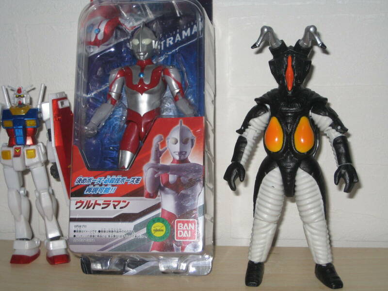  ウルトラアクションフィギュア　 ウルトラマン　未開封　と　　ゼットン　　　　ｈｇ　ガンダム　は大きさ比較用で付属しません