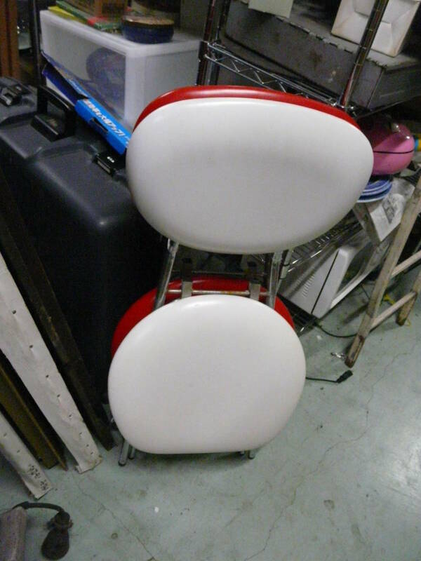 白と赤の折りたたみ椅子