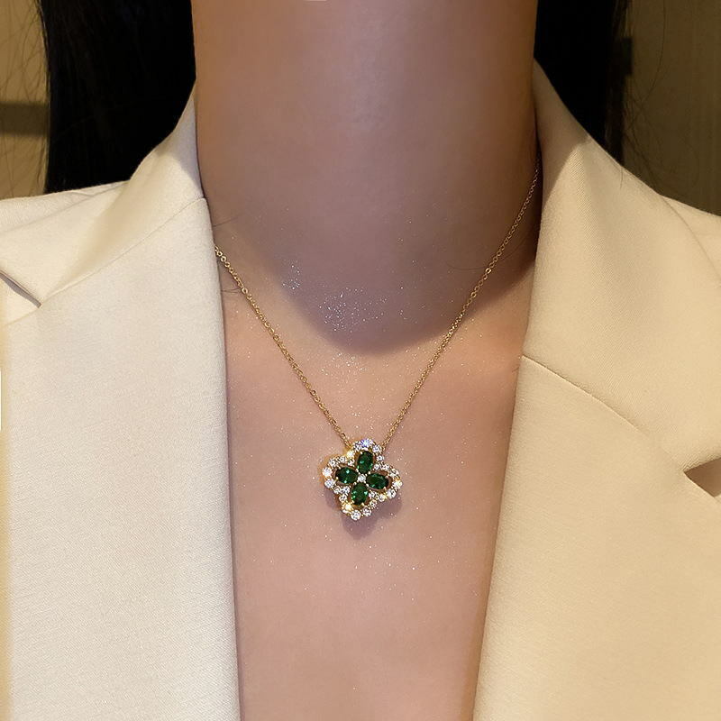 まるでサファイヤのようクローバー型★白＆緑czダイヤモンドk18メッキネックレス