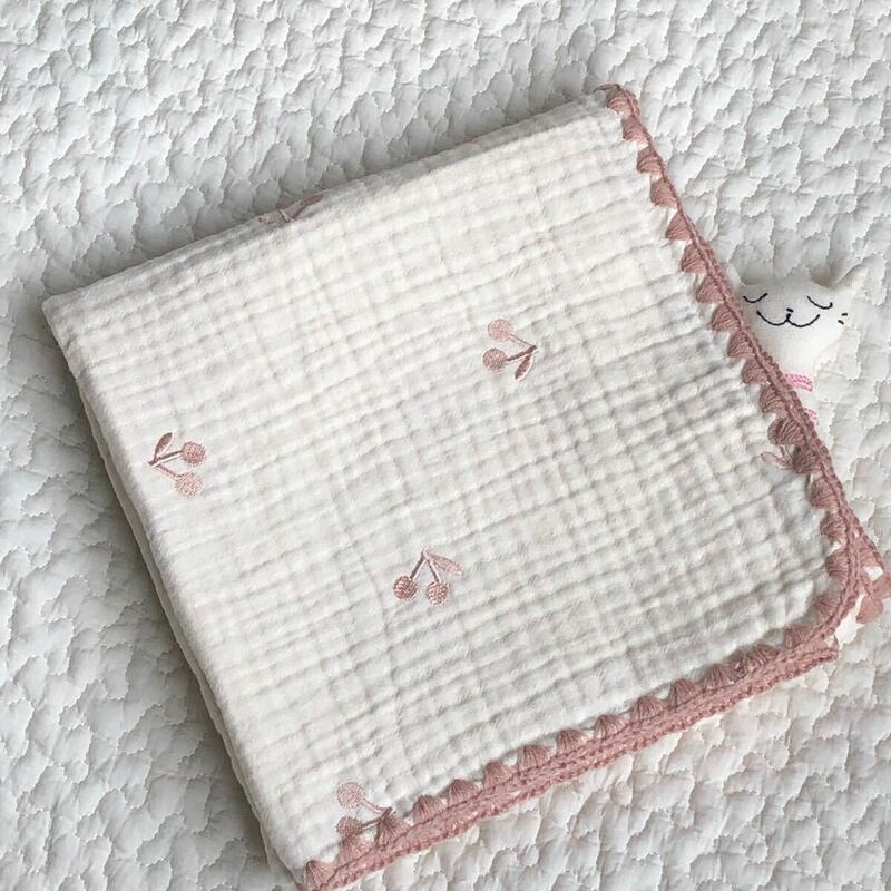 さくらんぼピンク刺繍3重ガーゼブランケット 韓国イブル おくるみ 70×90cm