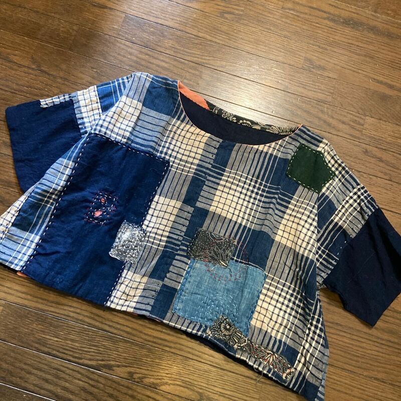 古布リメイク　ハンドメイド　襤褸　布団皮　藍染型染め古布　手縫い刺し子ブラウス　tシャツ 