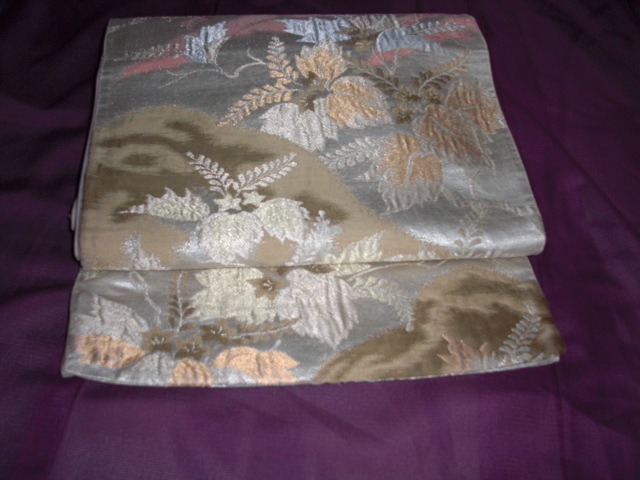 西陣織ふくろおび　山と草花の組み合わせのステキな柄袋帯　燻しの金糸にて織られ落ち着いた柄袋帯