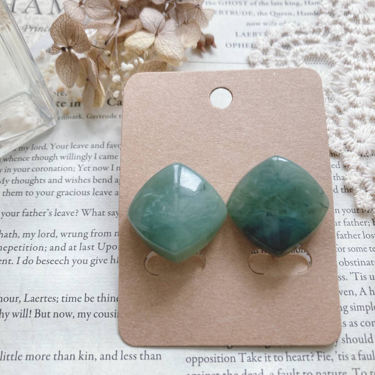 ヴィンテージイヤリング　翡翠風　アクリル　グリーン　ゴールドカラー☆japan Vintage jewelry accessories　k0521