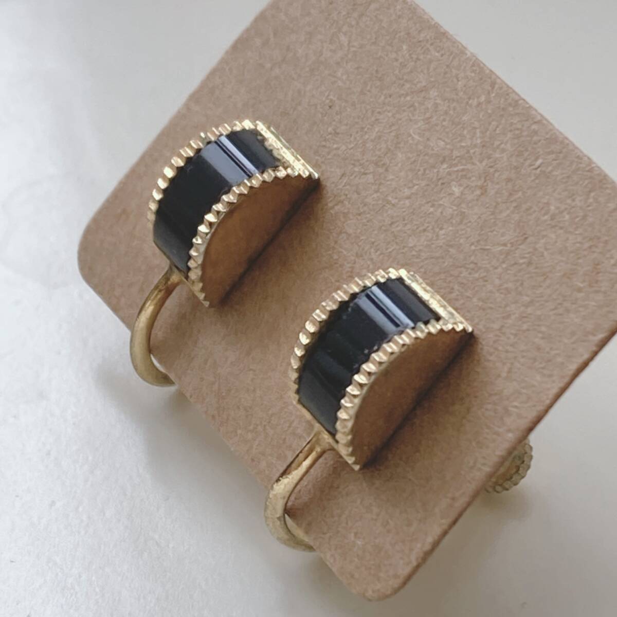 ヴィンテージイヤリング　レトロデザイン　ブラック　黒　ゴールドカラー　小さなイヤリング☆japan Vintage jewelry accessories　k0526