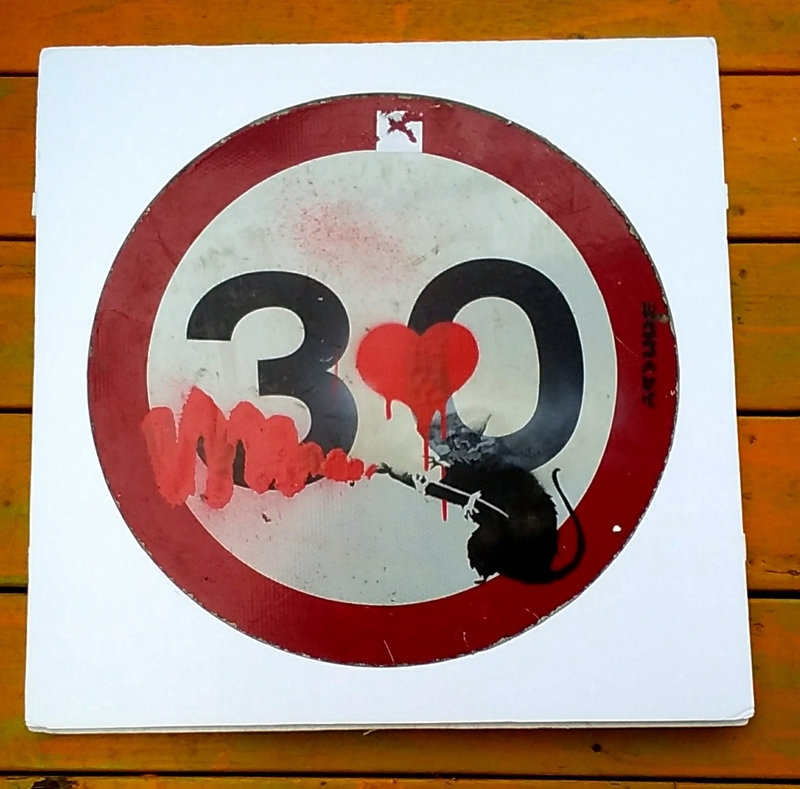Banksy(バンクシー)のロードサイン『Love Rat』道路標識。2000年頃からロンドンのプライベートコレクター所有のストリートアート作品です。