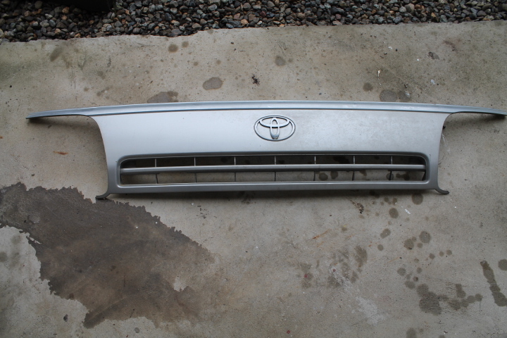 KP-325-8 トヨタ 純正　100系 ハイエース ラジエータグリル 53100-26050