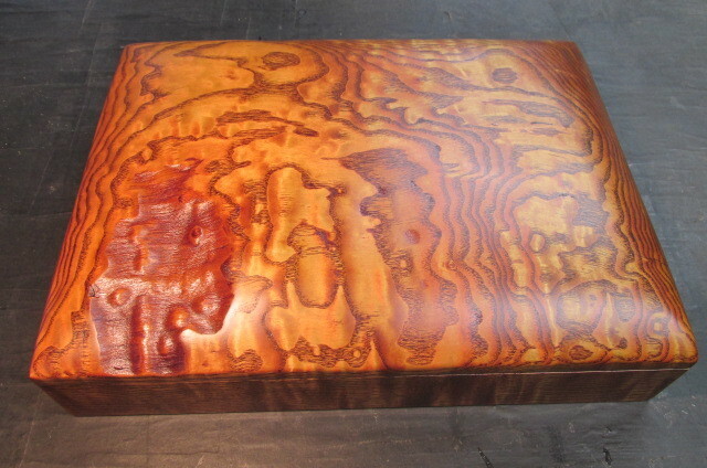 タモ玉杢一部木肌付きくり抜き拭き漆飾り箱　硯箱
