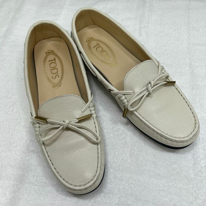 ★TODS（トッズ）レザードライビングシュ－ズ＜アイボリー＞【（日本サイズ）24.5cm】《１～２回使用の中古品》★B★