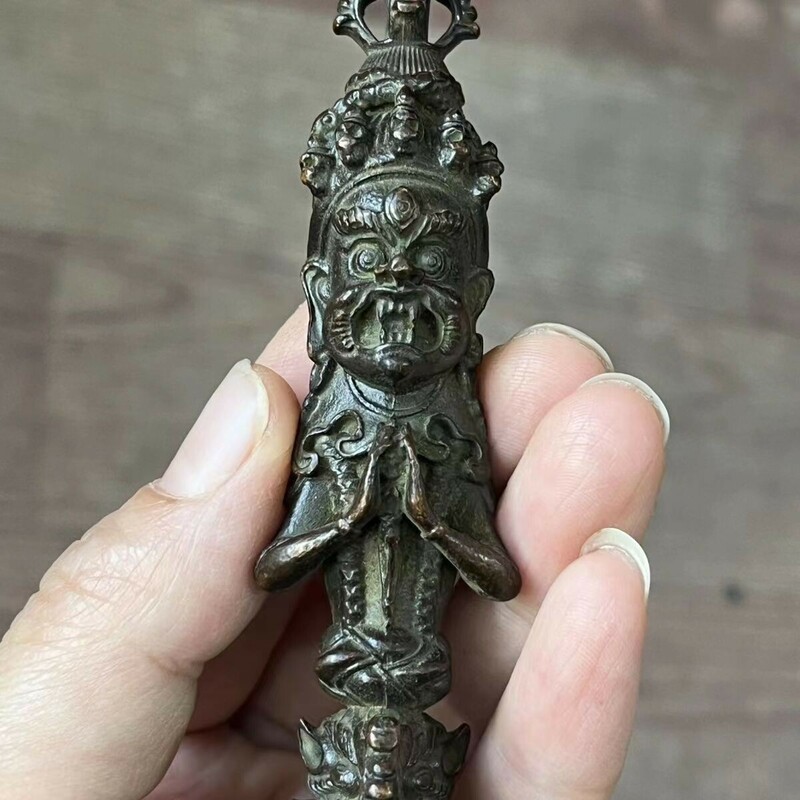 旧家蔵出し密教宗法の穢れ物を所蔵する仏像金剛降魔杵の置物