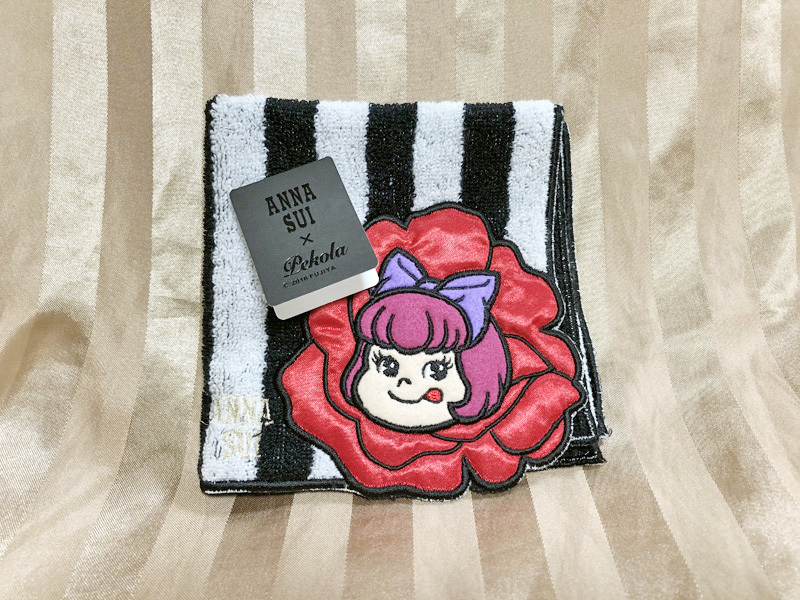 【新品】ANNA SUI アナスイ　ペコラ タオルハンカチ 赤 薔薇　コラボ　限定品　ぺこちゃん★不二屋　蝶々ロゴ　Pekola　ハンカチ