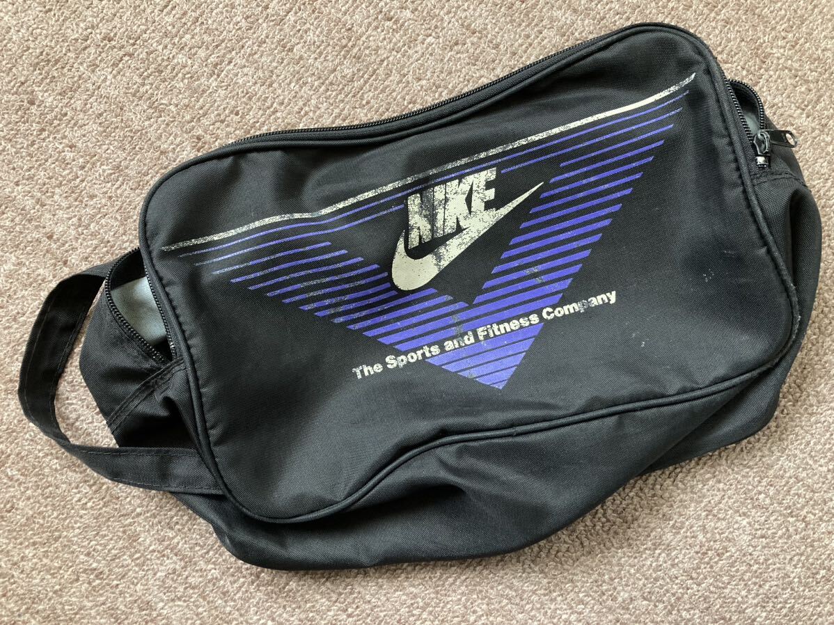 ナイキNIKE製ナイロン素材シューズバッグ 黒 ファスナー開閉スムーズ プリント部劣化と剥がれ 手提げ取手付き スレや目立つ傷多数 破れナシ