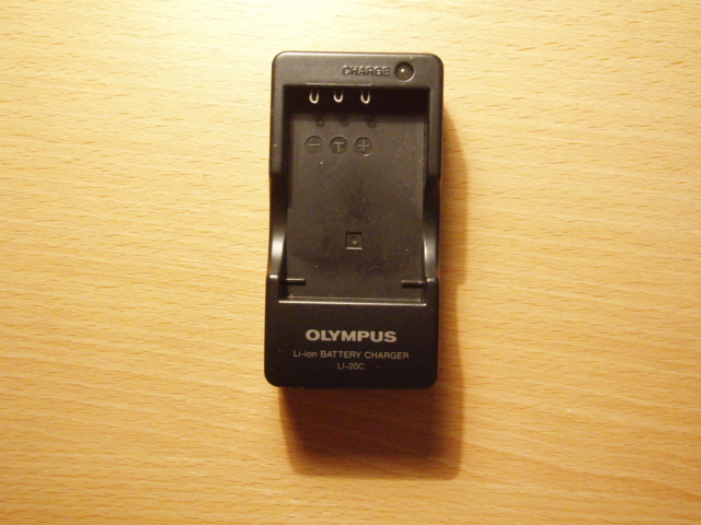 OL001-20C-1　充電器　LI-20C