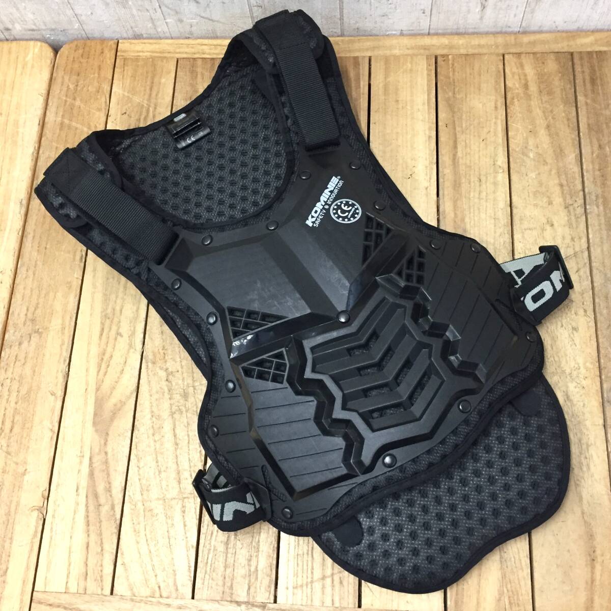 ＊KOMINE SK-688 スプリーム ボディプロテクター XLサイズ バイク用 ブラック 黒系 上半身 ガード 二輪 胸部 脊椎 コミネ