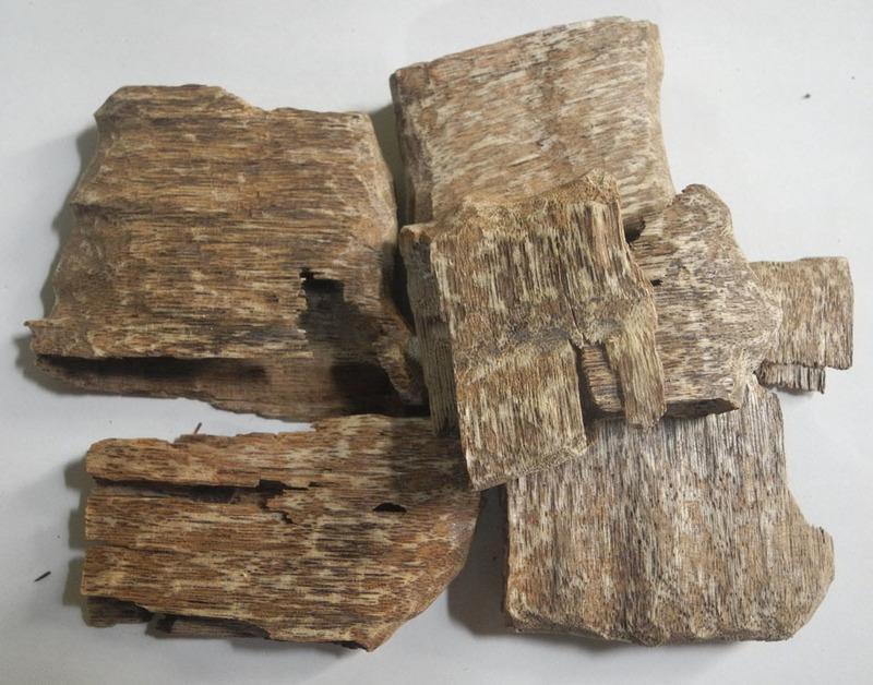 ベトナム産 香木 沈香 本物 良品！ 23g 木片 チップ 伽羅 agarwood 火で炙ると良い香りがします！ お香