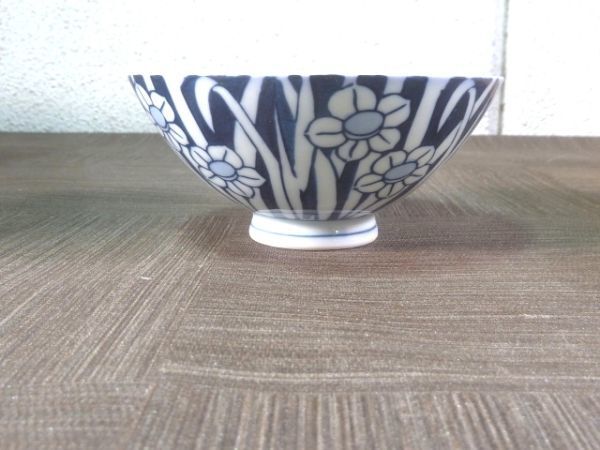 T81【茶碗　陶器】　有田焼 /栄華作　茶碗揃　水仙柄 8客　お店 ご自宅 来客 ごはん茶碗 茶漬け碗　