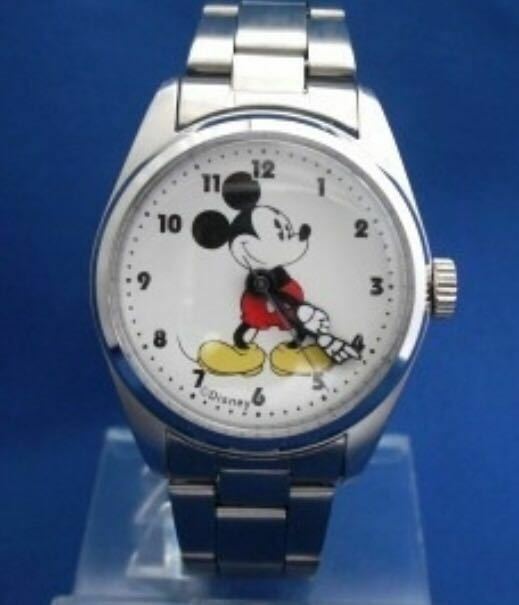 送料無料。ミッキー　Mickey Mouse のシルバーのQuartzの時計です。