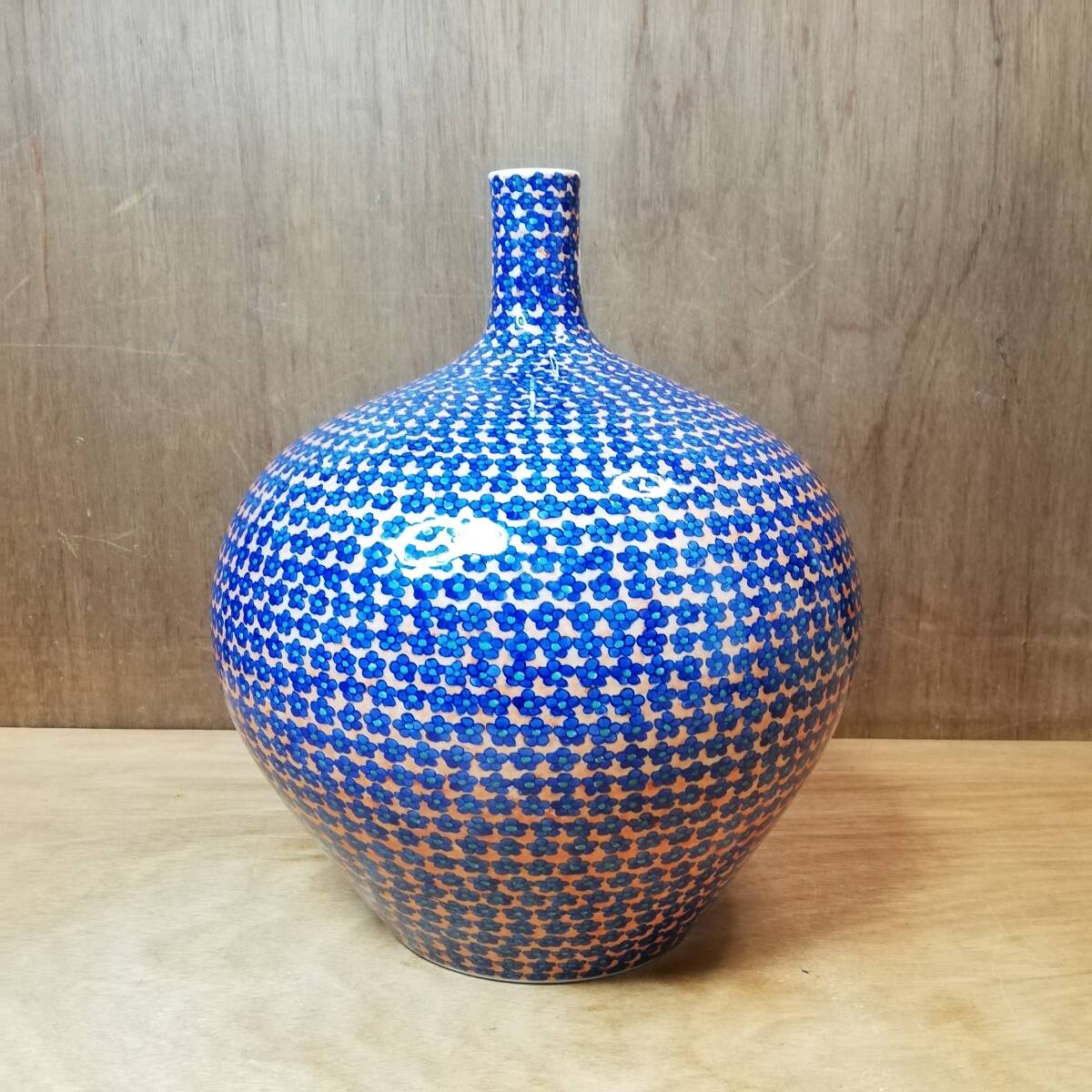 有田焼 伝統工芸作家 陶芸家 藤井錦彩作 色鍋島様式小梅文様花瓶