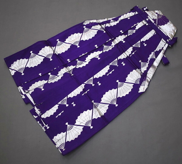A52-24【凛々】即決 中古品 ポリエステル （踊り・舞台用）袴 馬乗型 金襴 紫 扇子 79cm