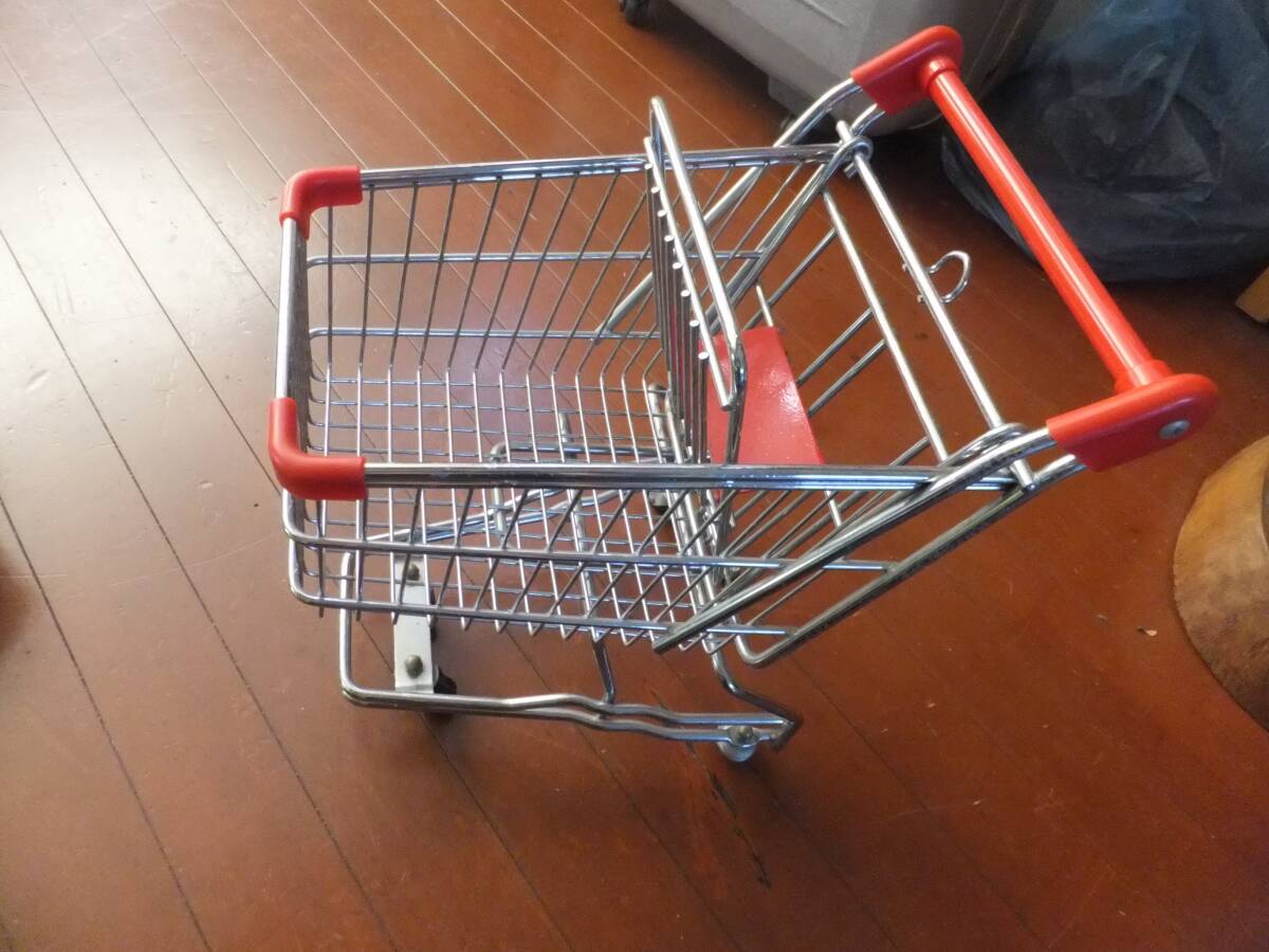 精巧にできたおもちゃのショッピングカートを格安で！