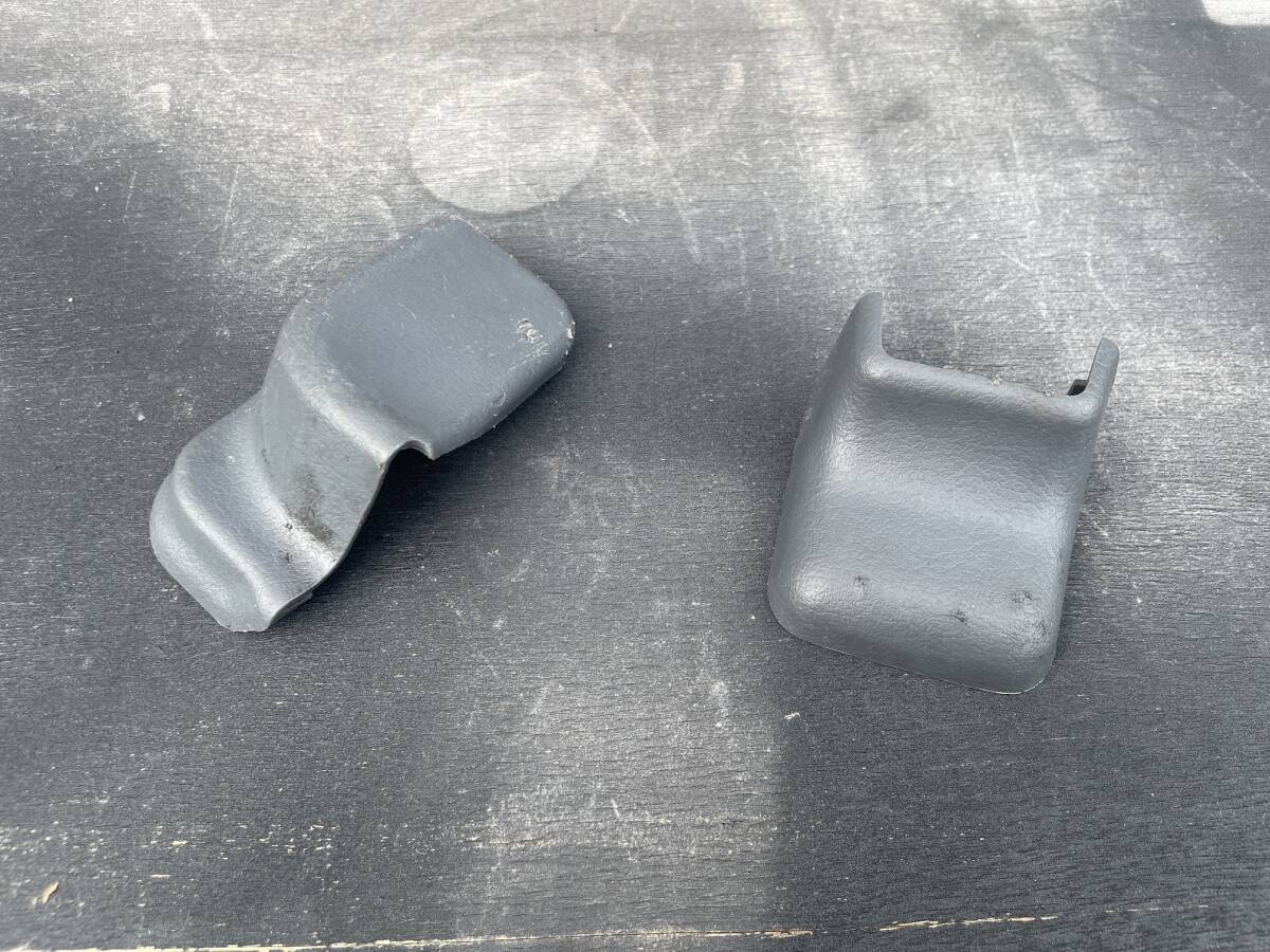 倉庫整理品です、R32スカイライン４ドア　助手席のシートレール付け根のカバー　２個