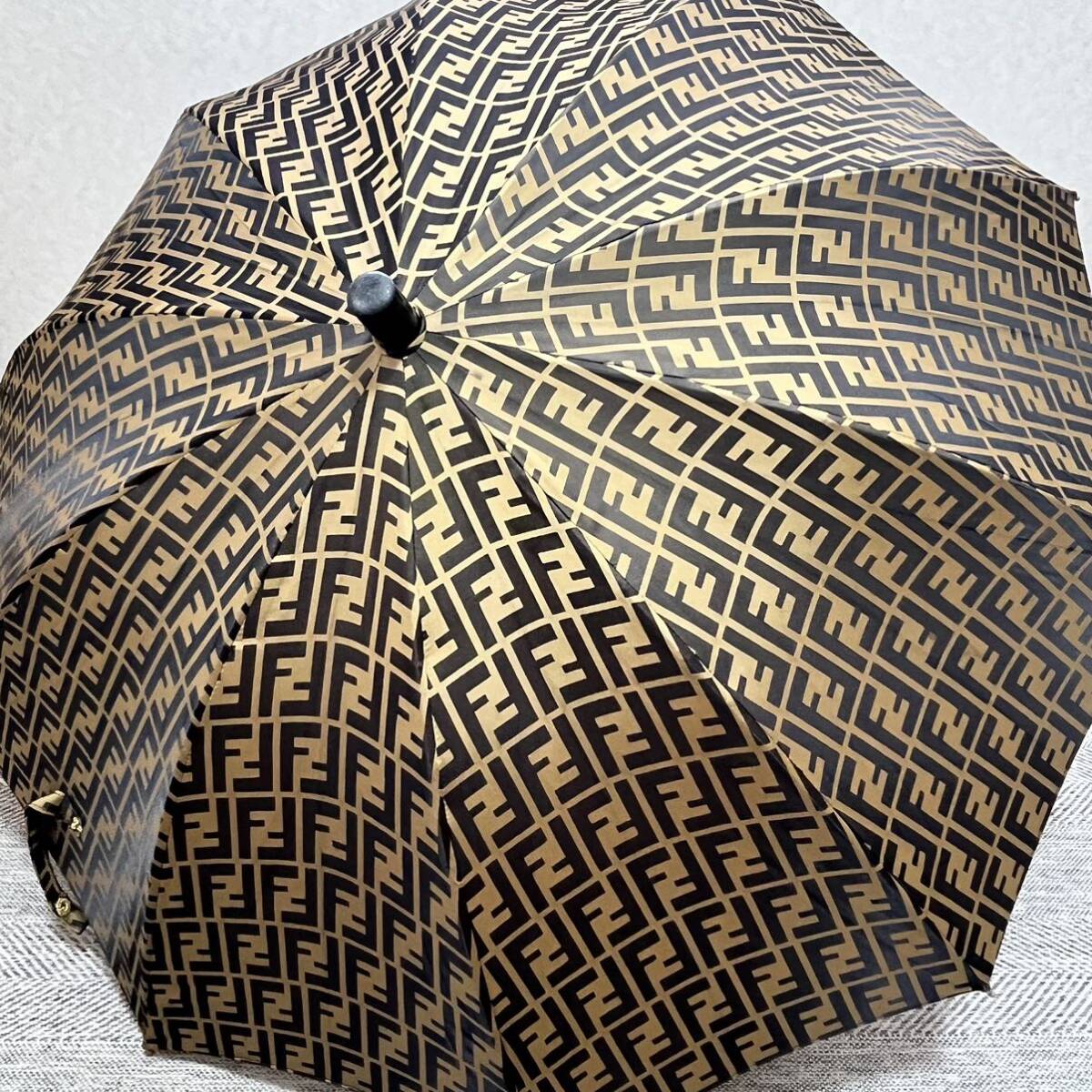 FENDI フェンディ　ズッカ柄 FF柄総柄　定番人気　高級雨傘長傘　紳士　メンズ　
