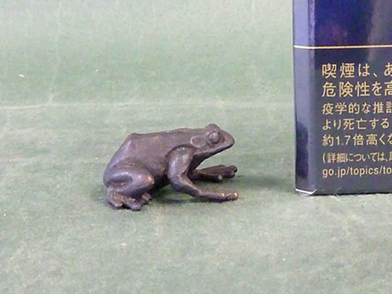 ミニチュア置物　かえる　蛙　ミニ盆栽に最適　横３ｃｍ　蝋型銅製　新品