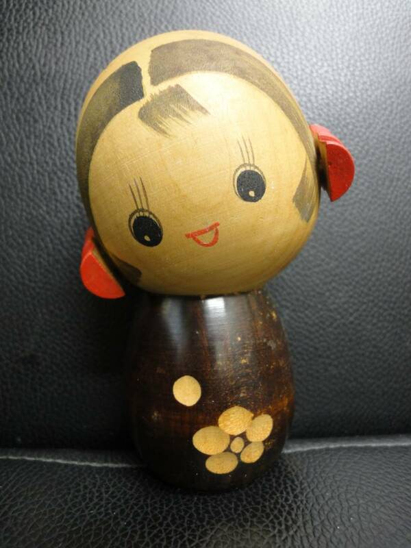 《民芸品》伝統工芸こけし 高さ：11cm 首をかしげる女の子 美しい木彫り彫刻 アンティーク・骨董品