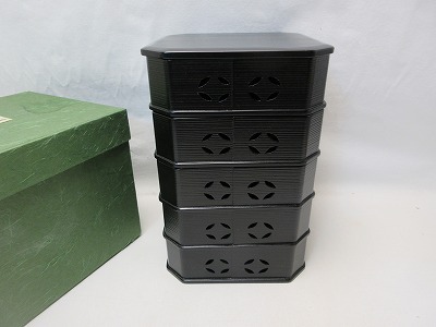J-m07357 【 ほぼ未使用 茶道具 木製黑塗 仙叟好写 七宝透五段縁高重 干菓子器 元箱 】 検) 懐石道具 茶懐石 弁当箱 天然木 茶器 お正月 ⅱ