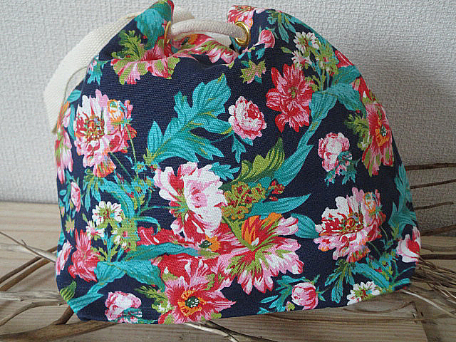花柄プリントのバッグ 新品◆幅25㎝ 高さ25㎝◆タイ王国製　送料込み