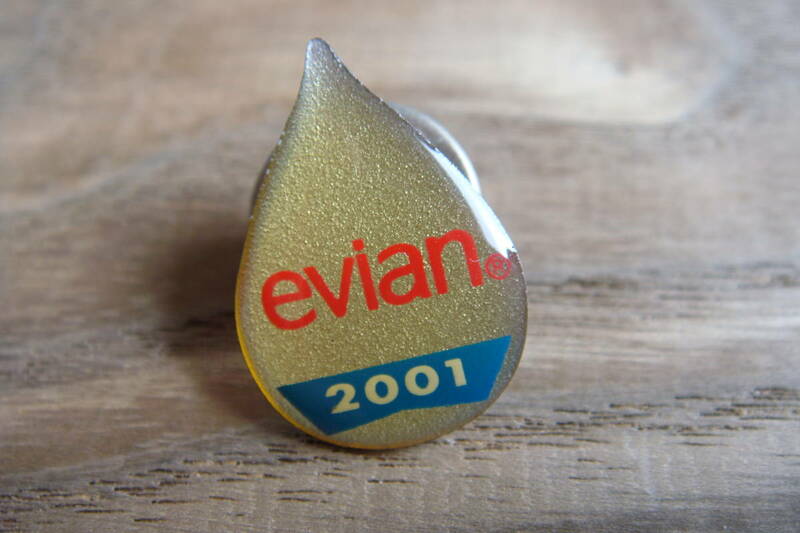 ◆ エビアン evian ティアドロップ型ピンズ 2001オリジナルピンズコレクション 非売品 ミレニアム