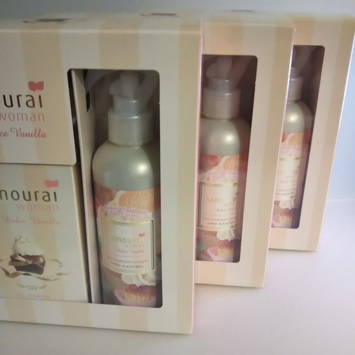 匿名/コンパクト便送込 【 未使用 コフレset 　3箱 】 サムライ ドルチェ バニラ　香水 EDP 40ml ヘアトリートメント 200ml　