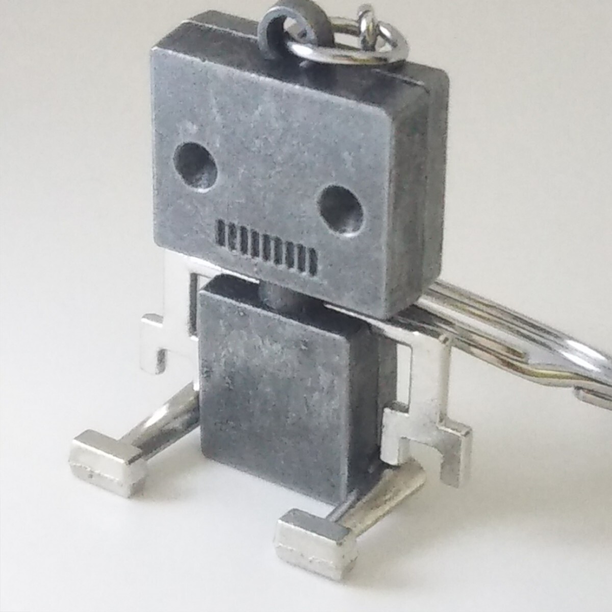 匿名/ゆうパケットポスト（mini）送込　【未使用 ロボット シルバー 】　キーホルダー　合金