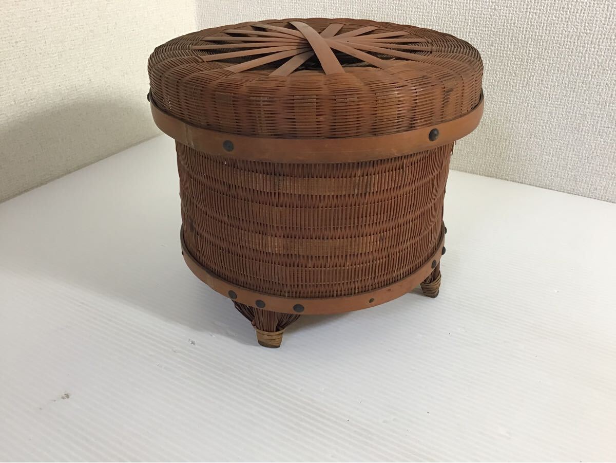 ★昭和レトロ★ 竹編み　飯籠　カゴ　おひつ　足・フタ付　高約22cm 直径26cm 古道具　古民具　めしかご　竹細工