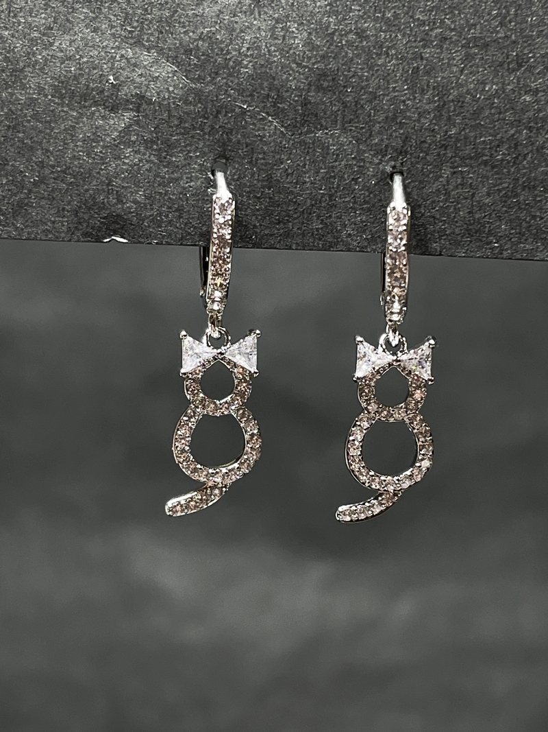 新品 アクセサリー ピアス ネコ 猫 シルバー色 ジルコニア キラキラ レディースアクセサリー ファッション 小物 飾り コレクション