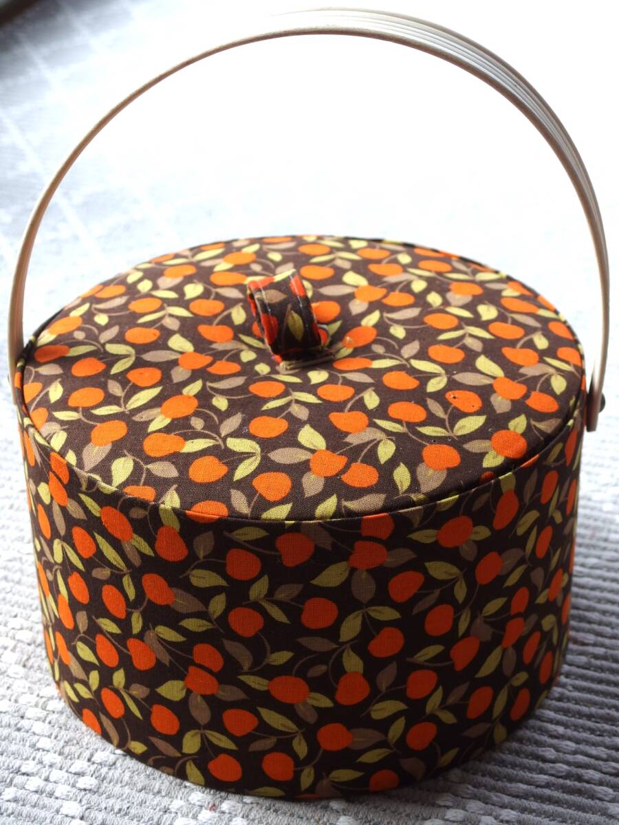 スイス製 アンティーク ヴィンテージ＆レトロ ソーイングボックス 裁縫箱、小物入れ (オレンジ色のさくらんぼ、丸形)